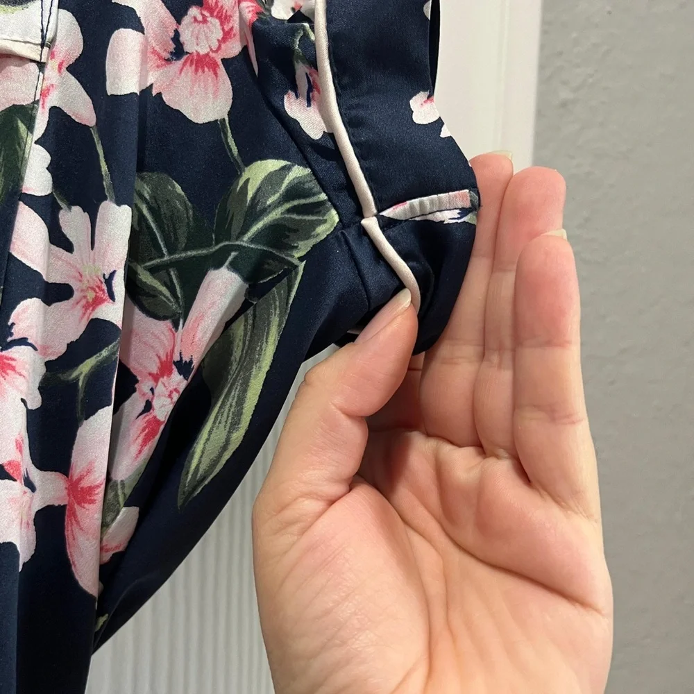 Victoria’s Secret Satin Floral Pajama Romper XS Navy Silk Sleepwear Shorts Set - Picture 7 of 8